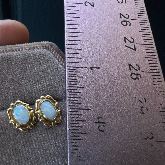 Vintage solid 14k yellow gold genuine opal earrings - Picture 4 of 16